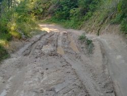 Jalan rusak bak sungai kecil, akses ke desa kirak kian memperihatinkan saat musim hujan