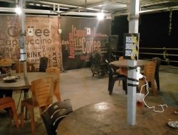 Nongkrong di lantai dua ujung jembatan mambi, sensasi santai yang bikin betah