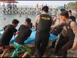 Sigap Antisipasi Air Pasang, Personil Polresta Mamuju Dan Warga Evakuasi Banana Boat Di Pantai Malawwa Demi Keselamatan Wisatawan