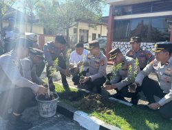 Polresta Mamuju Ajak Masyarakat Peduli Lingkungan Lewat Aksi Tanam Pohon
