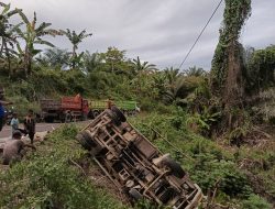 Truk Enam Roda Bermuatan Batu Gagal nanjak, Terbalik Di Desa Salubarana, Sopir Selamat