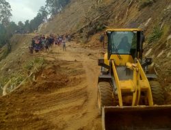 Jalan Tertimbun Longsor Di Kecamatan Napu, Akses Sempat Lumpuh 5 Jam