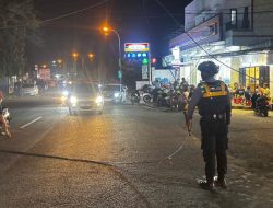 Tim Patmor Polresta Mamuju Sigap Tangani Kemacetan Akibat Kabel Putus Di simpang 4 Karema