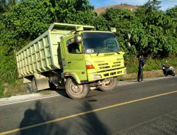 Mobil Hino 500 Gagal Nanjak Di Tanjakan Toppo, Pengguna Jalan Di Minta Berhati-hati