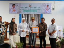 Wagub Sul-sel Serahkan Bantuan Untuk Desa Atue, Dorong Gerakan Pola Hidup Sehat Dan Lingkungan Bersih